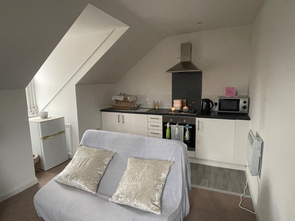 Lot: 109 - WELL PRESENTED FLAT FOR INVESTMENT -